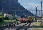 Doe SBB Cargo Eem 923 023 rangiert in Villeneuve Weichenwagen.