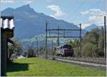 Bei Gegenlicht erreicht eine Eem 923 mit einem kurzen Güterzug Mülenen.