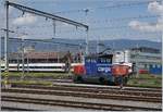 Vor dem Hintergrund eines  zerlegenten  ICN in Yverdon steht der SBB Cargo Eem 923 015-2  Mont Vully .