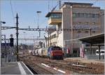 Die SBB Cargo Eem 923 020-2 erreicht mit einem kurzen Güterzug Lausanne.