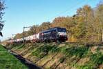 Ruhig passiert SBBCI 189 982 der Fotograf bei Tilburg Oude Warande am 17 November 2018. 