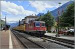 Die SBB Re 4/4 11166 mit einem Postzug bei der Durchfahrt in Biasca.