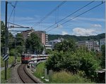 Die SBB Re 4/4 II 11135 fährt mit ihrem IR 2823 von Schaffhausen nach Zürich in Neuhausen am Rheinfall durch.