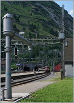 Eine Re 4/4 II verlässt mit ihrem IR den Gotthard Tunnel und erreicht Göschenen.