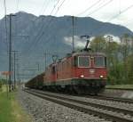 Zwei SBB Re 4/4 II mit einem langen Gterzug auf dem Weg nach Ems auf dem Dreischienengleis der RhB.