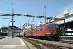 Die beiden SBB Re 4/4 II 11250 (Re 420 250-3) und Re 4/4 II 11248 (Re 420 248-7) warten in Lausanne auf die Blockdistanz für die Weiterfahrt mit ihrem langen Güterzug Hbbilln Wagen in
