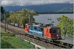  Wartung mit Durchblick  verkündigt die Werbung auf der Seitenwand der SBB Re 4/4 II 11256 (Re 420 256-0), was bei dem langen Leben der ab 1964 gebauten Lokbaureihe Re 4/4 II wohl stimmen mag...
Der kurze Güterzug ist bei Villeneuve auf dem Weg in Richtung Wallis. 

6. Sept. 2024