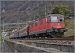 Die SBB Re 4/4 II 11348 (Re 420 348-5) ist mit einem kurzen Güterzug bei Villeneuve unterwegs.