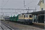 Die IRSI/IGE  Rheingold  Re 4/4 II 11387 (Re 421 387-2) im Dienste der BAM MBC hat mit ihrem Kieszug nach Apples das Industriegel�nde bei Gland verlassen und wartet nun auf die baldige Abfahrt nach Morges. 

22. Februar 2024 