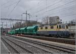 Die IRSI/IGE  Rheingold  Re 4/4 II 11387 (Re 421 387-2) im Dienste der BAM MBC ist in Morges angekommen und ist dabei, ihren Kieszug auf die Rollbock Rampe zu schieben. 

22. Feb. 2024 