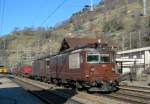 Zwei BLS Re 4/4 mit einem Gterzug auf der BLS Nordrampe bei der Durchfahrt in Ausserberg am 16.