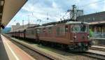 BLS Re 4/4 172 und eine Schwesterlok mit einem Gterzug in Basel Bad.