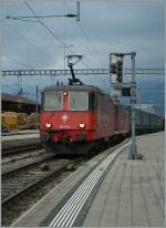 Crossrail Re 4/4 III mit einem Gterzug in Spiez.