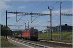 Die SBB Cargo Re 430 358-2 mit einem Güterzug in Vufflens la Ville.