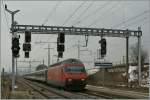 SBB Re 460 098-7 auf der Fahrt nach Genve in Lonay-Preverenges, wo bald neuen Signale den der Verkehr regeln.