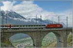 Umleitungsverkehr auf der BLS Bergstrecke: Blick ins Tal durch die Boge des  Lugelkin-Viadukt bei Hohtenn, welches gerade von einer Re 460 mit einem Umleitungs IC befahren wird.