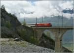 Umleitungsverkehr auf der BLS Bergstrecke: eine Re 460 auf dem Lugelkin-Viadukt bei Hohtenn.