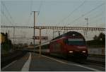 Die ersten Sonnenstrahlen und die SBB Re 460 112-7 mit ihrem IR 2515 erreichen den Bahnhof Morges.