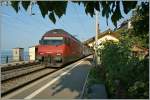 SBB Re 460 085-4 mit einem IR bei der Durchfahrt in St-Saphorin.