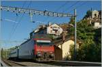 SBB Re 460 063-1 mit einem IR nach Brig bei der Durchfahrt in St Saphorin.