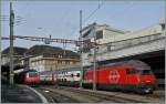 Links, im Hintergrund die SBB Re 460 048-2 mit einem IR nach Birg und rechts im Bild die SBB Re 460 081-3 mit einem IC nach St.Gallen in Lausanne.