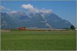 Eine Re 460 mit dem IR 1709 von Genève Aéroport nach Brig kurz vor Aigle.