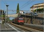 Die SBB Re 460 002-9 mit dem IR 1709 bei der Durchfahrt in Rivaz.