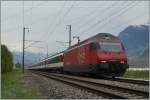 Die SBB Re 460 082-1 auf dem langen geraden Streckenabschnitt bei Ardon.