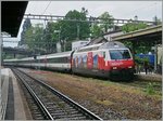 Die SBB Re 460 048-2 RailAway erreicht mit einem IR Vevey.