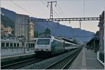 Die SBB Re 460 005-2 mit einem IR nach Birg beim Halt in Montreux.