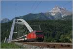 Die SBB Re 460 036-7 überquert mit ihrem IR90 zwischen St-Maurice und Bex die Rhône.