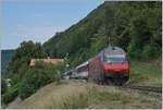 Die SBB Re 460 085-4 mit einem umgeleiteten IR nach Basel bei der Haltestelle Rümlingen.