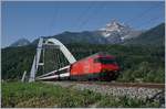 Die SBB Re 460 067-2 mit ihrem IR nach Genève Aéroport fährt die neune Rhone Brücke zwischen St-Maurice und Bex.