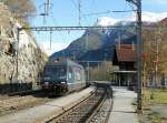 BLS Re 465 017-2 (und eine Schwesterlok mit einem langen Gterzug) in Lalden am 8.