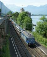 BLS Re 465 009-9 mit einem Autoblockzug beim Chteau de Chillon am 8.