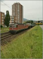 Die Re 6/6 11685 ist mit einer Re 4/4 II und einem Blockzug bei Grenchen unterwegs.