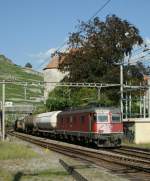 Bei einem besonders fotogenen Sonnestand fhrt die Re 6/6 11609 mit einem Gterzug durch die Station Rivaz.