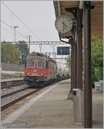 An diesem nebligen Nachmittag erreicht die SBB Re 6/6 116 (Re 620 030-7)  Herzogenbuchsee  mit ihrem Zementzug nach Eclepens den Bahnhof von Auvernier.

8. Oktober 2025