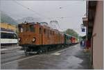 Die Blonay Chamby Bahn BB Ge 4/4 81 in Blonay bei der Abfahrt mit ihrem  Riviera Belle Epoque  Zug nach Vevey.