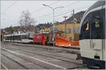 Inmitten moderner MVR SURF ABeh 2/6 steht in Blonay die CEV HGe 2/2 N° 1 mit der Xrot 91 und wartet nach der Schneepflugfahrt auf den Les Pléiades und zurück auf ein freies Gleis