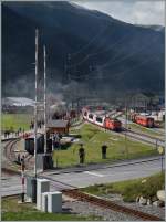 Ein Glacier Express verlässt Oberwald Richtung Osten, während der Feierlichkeiten zu 100 Jahre Brig - Gletsch.