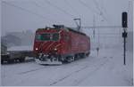 Es schneit, es windet! Die MGB HGe 4/4 II 102 in Andermatt.