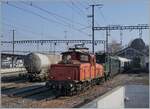 In Payerne vor der Swisstrain Ae 4/7 10997 steht die Ee 3/3 16352.