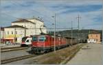 Porrentruy, im Nordwestzipfel gelegen, biete auch das eine oder andere Fotomotiv: Zwei Re 4/4 II mit einem Eaos Gterzug (Leer-Rbenzug)auf dem Weg Richtung Bonfol.