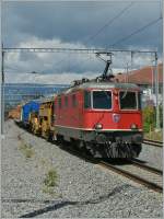 Die SBB Re 4/4 II 11179 mit einem Dienstzug bei Prilly-Mally.