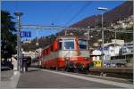 Die SBB Re 4/4 II 11109 mit dem IR 2768 nach Zürich wartet in Locarno auf die Abfahrt.