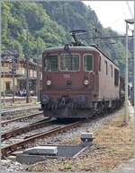 Die BLS Re 4/4 195 erreicht mit ihrem Autotunnelzug von Brig den Bahnhof von Iselle.