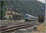 Fest in der Hand der BLS befindet sich dieser Tage die FS Trenialia Station Iselle di Trasquera. Infolge Bauarbeiten bei einer Brücke zwischen Iselle und Domodossola, ist die Strecke gesperrt. Somit fahrt BLS fährt mindestens stündlich nach Iselle; Weiterreise mit dem Bus. Zudem verkehrt auch an diesem Samstag der Tunnelautozug AT3 Brig - Iselle im Stundentakt. Somit war es möglich, die BLS Re 4/4 195 und den BLS RABe 528 102 umgeben von italienischem Flair in Iselle gemeinsam aufs Bild zu bekommen. 

17. August 2024