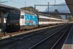 SBB Re 460 020-1  Ide Suisse  steht mit IC  (Richtung Basel) am 02.10.2011 in Interlaken Ost bereit.