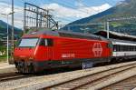 Die SBB Re 460 048-2  Zri Wyland  steht mit einem IC am 28.05.2012 im Bahnhof von Brig.